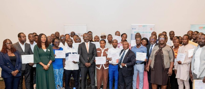 Les bénéficiaires ont immortalisé la remise de certificat. (Ph: Dr)