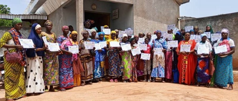 La cérémonie de clôture du projet CAFET a célébré l’engagement de 50 femmes en faveur de leur autonomisation par l’éducation.