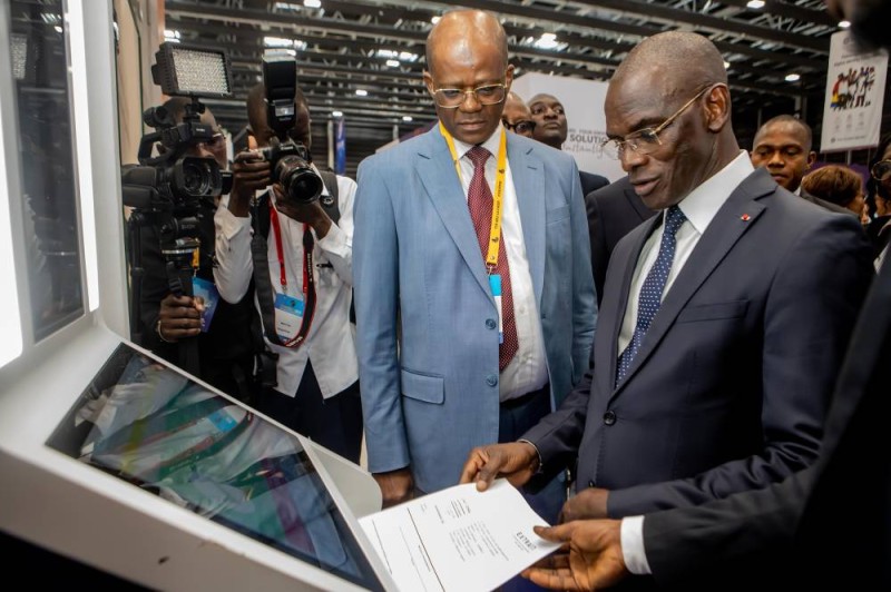 Le ministre de l'Intérieur et de la Sécurité, Vagondo Diomandé, visitant l'un des stands des experts ivoiriens. (Ph: Dr)
