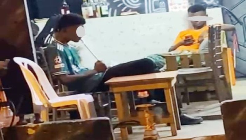 L'usage de la chicha se fait parfois en tout discrétion avec le dispositif posé sous la table. (Ph: G.G)