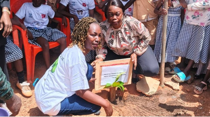 La Présidente de l'Ong (t-shirt blanc) et la représentante de la préfecture autour d'un plant dédié au préfet de région (DR)