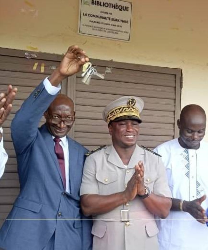 Le principal Sanogo Mohamed (à droite) et Ilboudou Arouna, délégué consulaire (à gauche) ont été félicités par le sous-préfet (au centre) (DR)