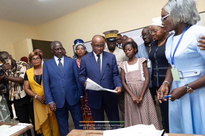 Sous le regard du député-maire, Adama Bictogo, le ministre Koffi N’Guessan a ouvert l'enveloppe contenant les épreuves.  (Ph: Dr)