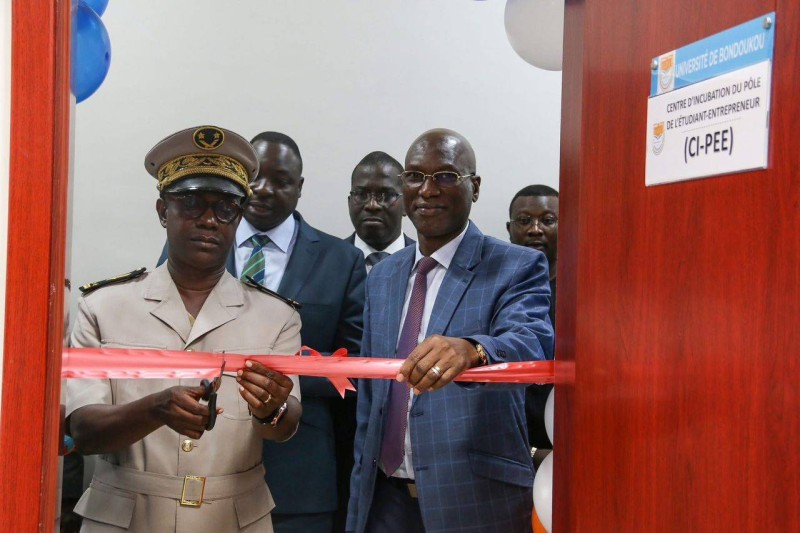 La coupure du ruban qui ouvre officiellement l'infrastructure (Dr)