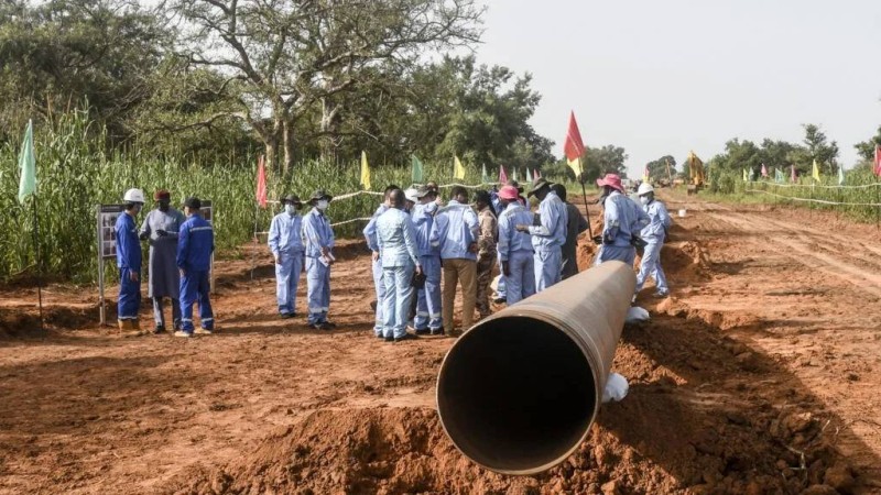 Des ouvriers nigériens et chinois sur le chantier d'un oléoduc, au Niger. AFP - BOUREIMA HAMA