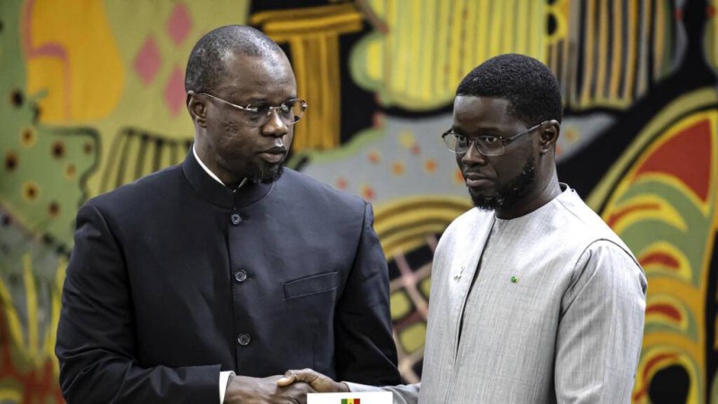 Le Premier ministre sénégalais Ousmane Sonko (à gauche) et le président sénégalais Bassirou Diomaye Faye (à droite) lors d'une cérémonie au palais présidentiel à Dakar, le 16 octobre 2025. © AFP - PATRICK MEINHARDT