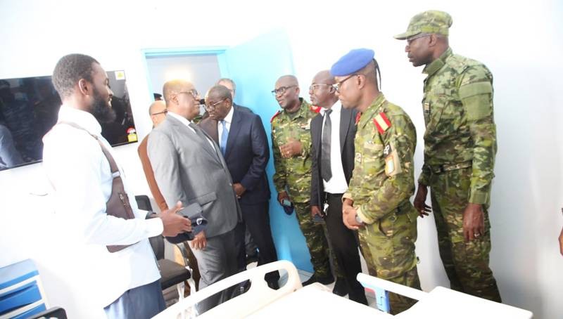 Le vice-Premier ministre, Téné Birahima Ouattara, lors de la visite guidée, s’est félicité de la qualité de l’équipement du centre médical. (Ph: Poro Dagnogo) 