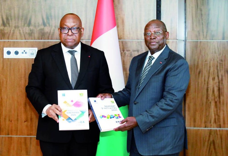 le vice-Président, Tiémoko Meyliet koné a reçu le rapport 2024-2025  de la Haca, des mains de  René Bourgoin, son présiudent