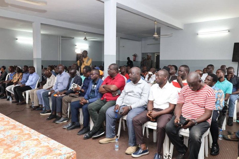 Propriétaires, gérants et conducteurs de taxis communaux et de gbakas sont repartis satisfaits des échanges. (Ph: Dr)
