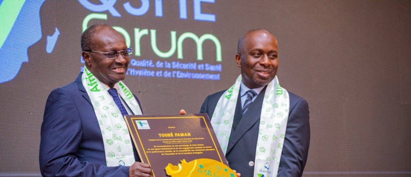 Le Maire Jean-Louis Moulot recevant le prix “Africa Business Awards for Lands Restoration 2026” lors de l’Africa QHSE Forum 2026.