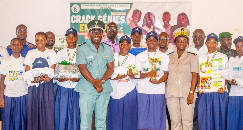 Le chef de cantonnement des Eaux et Forêts de Daloa, le commandant Oscar Obré (au premier plan), et le sous-préfet ont inculqué les valeurs éco-citoyennes et félicité les élèves participants. (Ph: Dr)