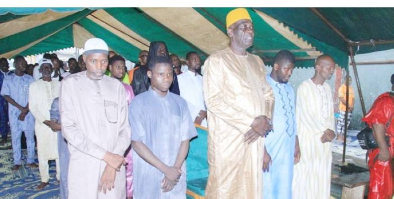 Le député-maire Soumahoro Farikou (avec la coiffe jaune) et les fidèles musulmans d'Adjamé ont prié pour la paix et la cohésion sociale en cette fête de Tabaski.