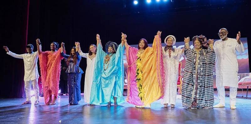 Les actrices et le comité d'organisation du spectacle ont reçu les ovations du public.