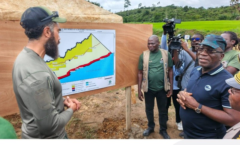 Le ministre s'est fait présenter l'agroforêt de Monogaga... (Ph: Dr)