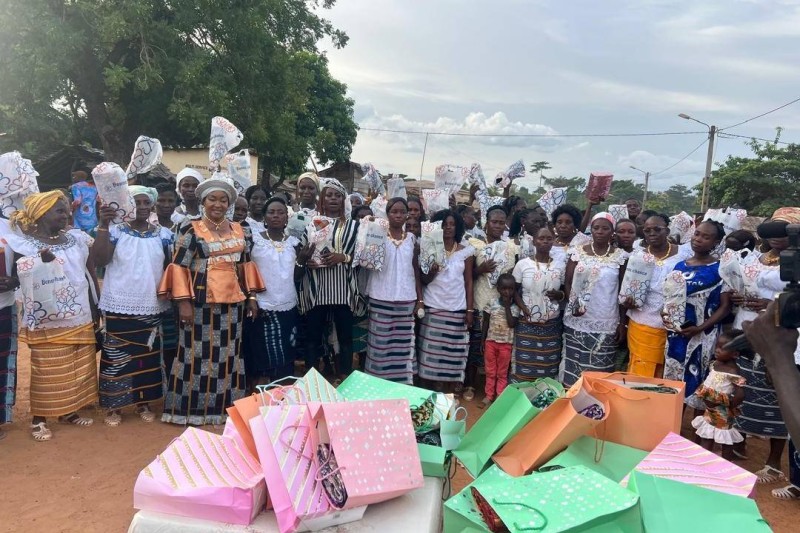 A l’occasion de la Fête des mères 2026, le député Léandre Koffi a offert des pagnes aux femmes de Yamoussoukro et de Kossou en signe de reconnaissance et de solidarité.
