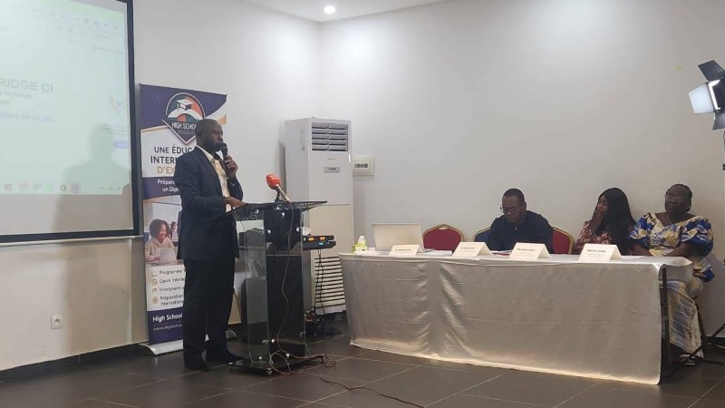 Roussel Folas, fondateur et Ceo de High School Bridge CI (au pupitre) a exprimé sa gratitude au ministère de tutelle représenté par Léocardi Sié, inspecteure en chef à la direction de la pédagogie et de la formation continue (au centre à la table de séance) DR