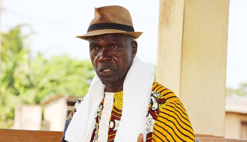 Léon Dabo, chef du village de Néro Mer, tourne le regard vers les personnes de bonne volonté. (Ph: Véronique Dadié)