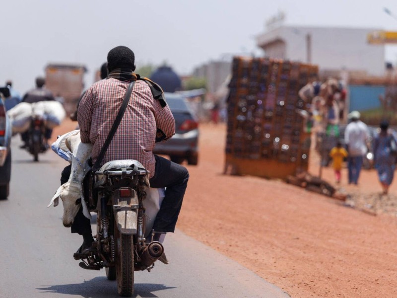 Un motard transportant un mouton à l'approche de la fête musulmane de l'Aïd al-Adha, connue localement sous le nom de Tabaski, le 14 mai 2026. AFP - -