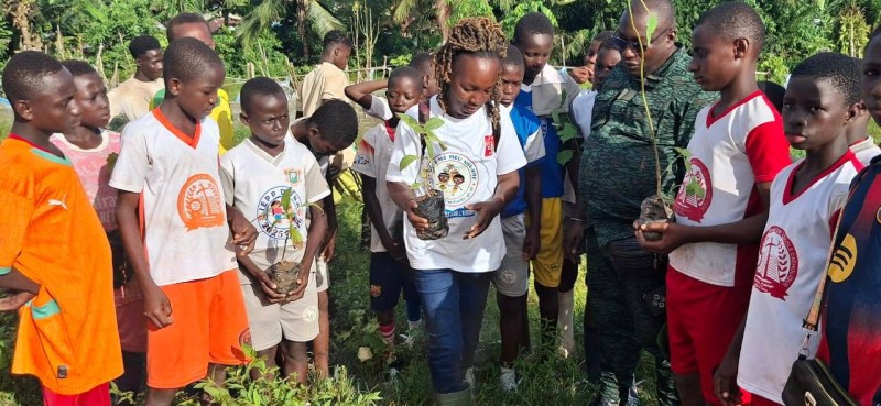 La présidente de l'Ong et le chef du poste forestier de Doba (au centre) ont promis de renforcer davantage la sensibilisation (DR)