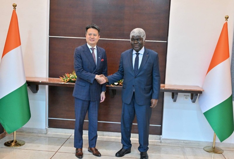 Le premier ministre Robert Beugré Mambé et Daren Tang au terme d’une rencontre consacrée à l’innovation, au transfert de technologies et à l’accompagnement des jeunes inventeurs ivoiriens.