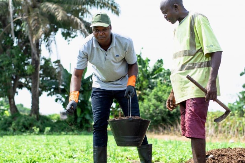 Dr Zana Ouattara en pleine pratique des techniques culturales urbaine. (Ph: Dr)