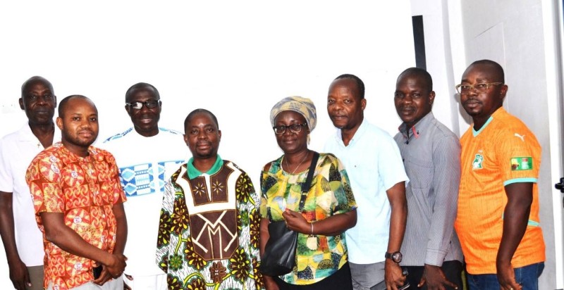 Photo de famille après la rencontre au siège du journal Liberté, 26 mars 2026 (Dr)