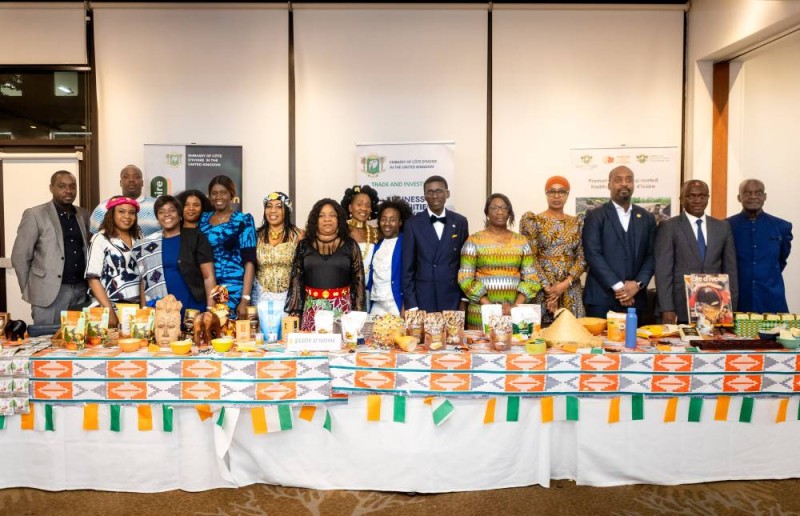 Photo de famille des diplomates, partenaires et membres de la diaspora ayant pris part à l’Africa Day Gala 2026 au Novotel London West.
