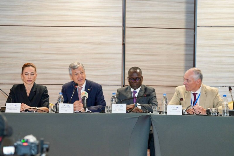 L'ambassadeur d'Espagne en Côte d'Ivoire (au centre) s'est réjoui de cette collaboration.