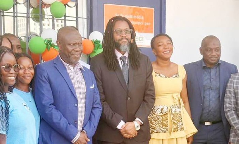 Le DG de l'ECG, Cissé Yacouba (en costume bleu) a encouragé les étudiants en présence de l'un de ses partenaires.