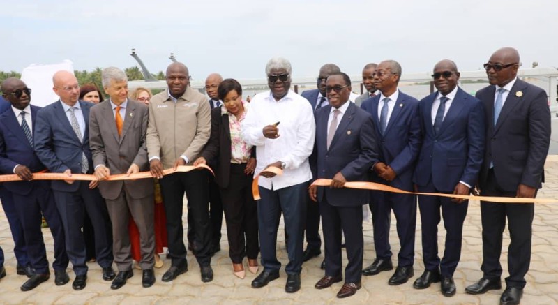 Le Premier ministre Beugré Mambé ouvre officiellement l'embouchure. (Ph: Julien Monsan)
