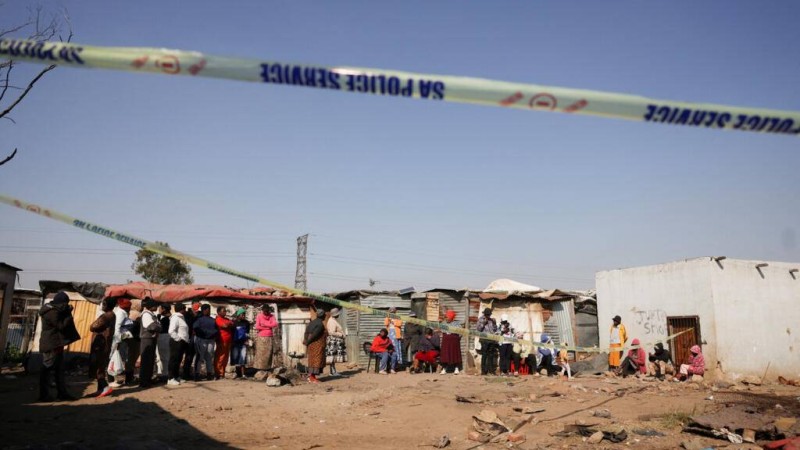 Des habitants se rassemblent sur les lieux après que des hommes armés ont ouvert le feu dans un bidonville de Cleveland, à Johannesburg, en Afrique du Sud, le 10 juin 2026. © REUTERS - Siphiwe Sibeko 