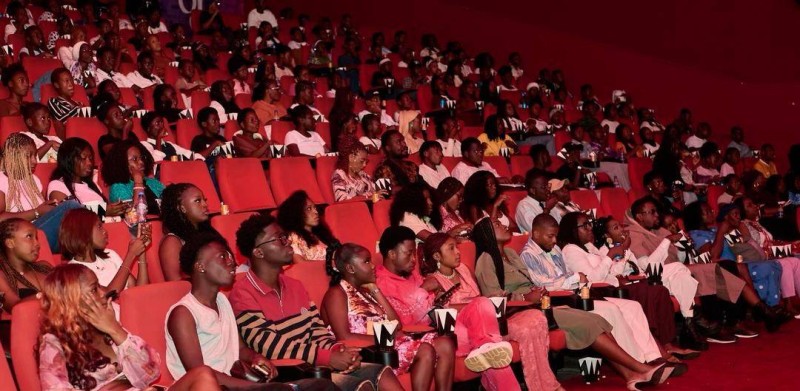 L’avant-première de « Sky Stories 3 – Sous Pression » a réuni jeunes filles, acteurs, influenceurs et personnalités du monde du spectacle dans une ambiance festive et éducative.