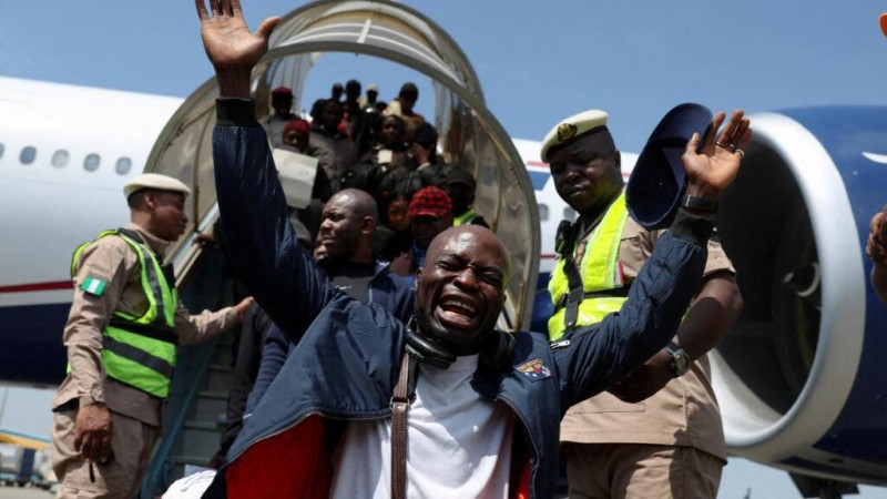 Un Nigérian ému après être descendu d'un avion, alors que les autorités rapatrient des citoyens fuyant les attaques xénophobes en Afrique du Sud, à l'aéroport international Murtala Muhammed de Lagos, le 11 juin 2026. REUTERS - Sodiq Adelakun 
