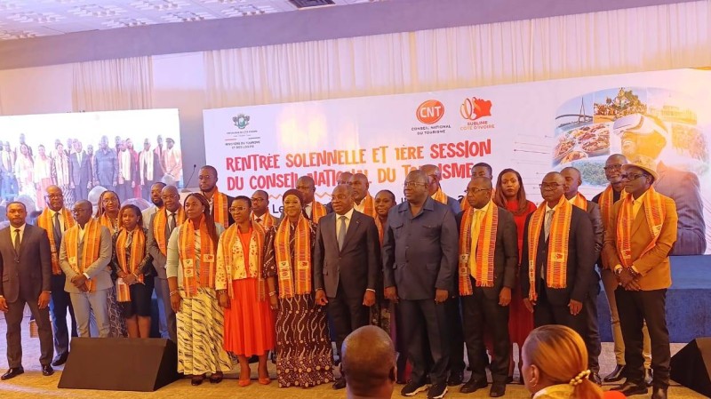 Le ministre Siandou Fofana entouré des membres du gouvernement, des partenaires institutionnels et des acteurs du secteur touristique lors de la rentrée solennelle du CNT.