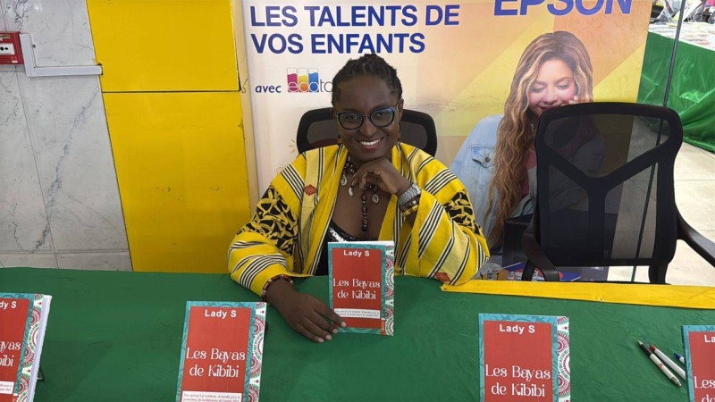 Lady S. a eu un mot pour chacun des lecteurs venus lui apporter son soutien. (Ph: Dr)