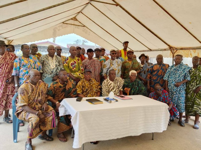 Le chef du village et ses notables appellent au rassemblement des populations pour le développement du village. (Ph: Dr)