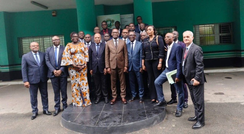 La délégation ministérielle et les responsables de la Sodeci au centre de gestion intégrée opérationnel de la Riviera Palmeraie. (photos : dr)
