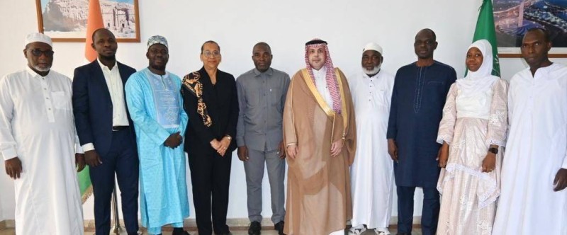 Les pèlerins ivoiriens invités par l’Arabie saoudite  autour de l'ambassadeur d'Arabie Saoudite en Côte d'Ivoire