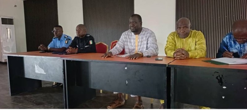 Avec l'appui de l'ensemble des responsables communautaires, l'imam Soualio Fofana (au centre) a invité les forces de l'ordre à durcir leur action (DR)