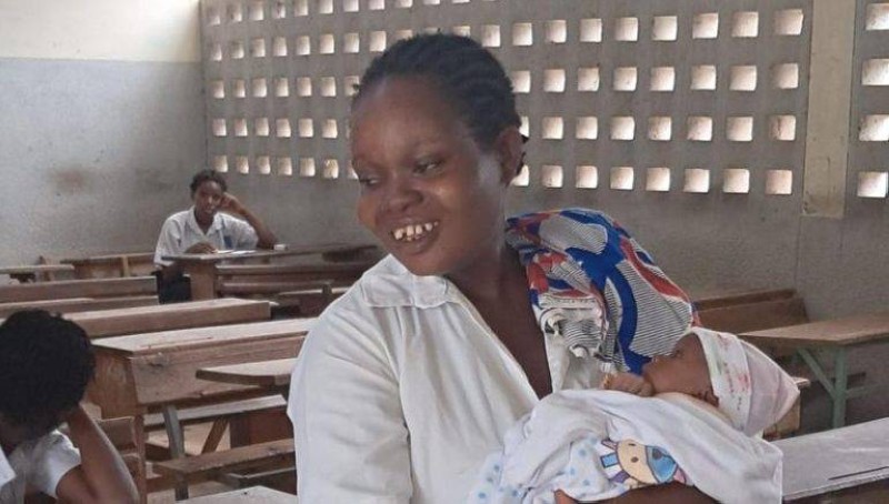 La candidate allaitante au Bac 2026 à Sakassou, Mme Kouamé N'Guessan Anicette, portant fièrement son bébé (AIP)
