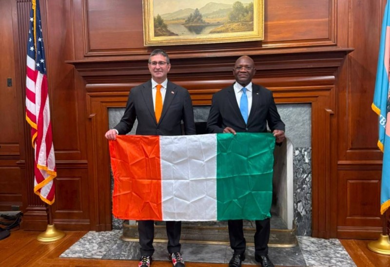Le gouverneur de l’État du Delaware, Matt Meyer et le ministre des Sports Adjé Silas Metch.