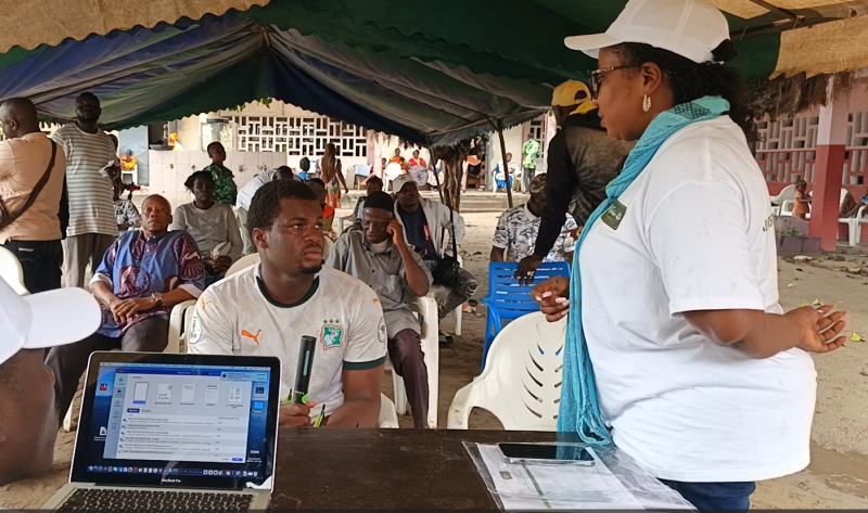Aïssata Camara, présidente de ''Ma Fondation'' soulage les élèves à Koumassi Campement. (DR)