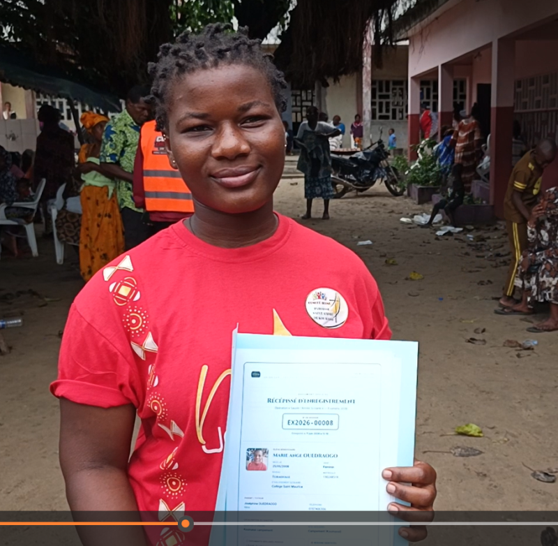 Mlle Ouédraogo Marie est heureuse d'avoir reçu l'aide de la fondation ''Ma Fondation''. 