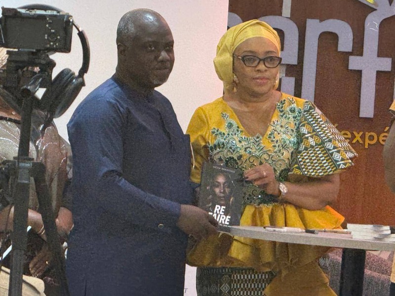 Aicha Bakayoko pose avec un proche après avoir dédicacé son ouvrage (Dr)