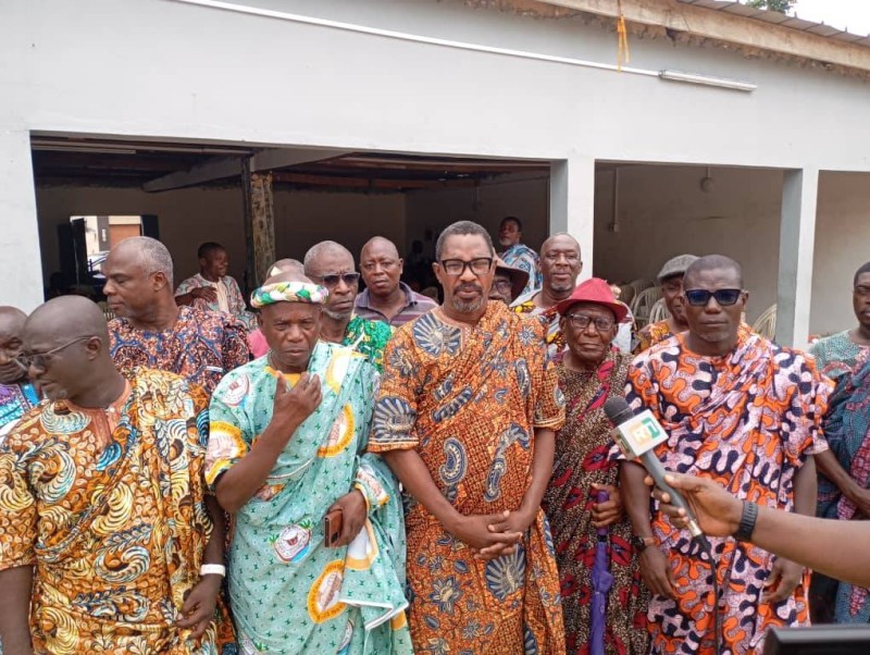 La notabilité du village de M’Badon a fait toute la lumière sur le campement N’Da Kouakro en présence de la presse. (Ph. DR)