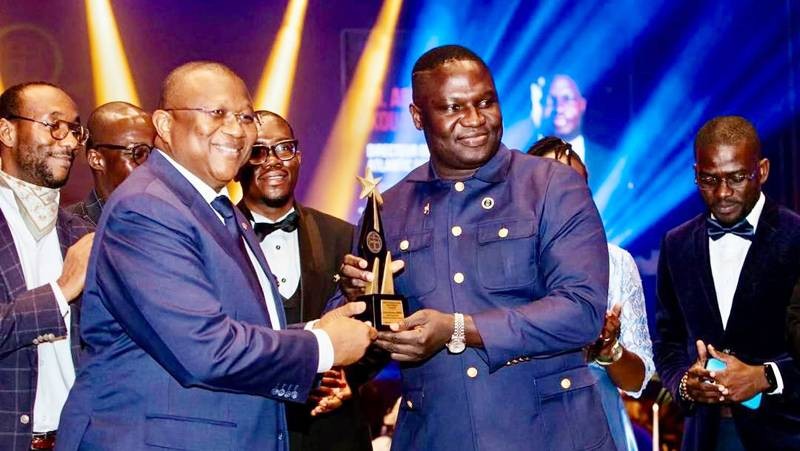 Le Directeur Général d'Atlantic Group, Abissa Anzoua KOUAKOU, recevant son prix au cinquantenaire de l'ESCA Juin 26.