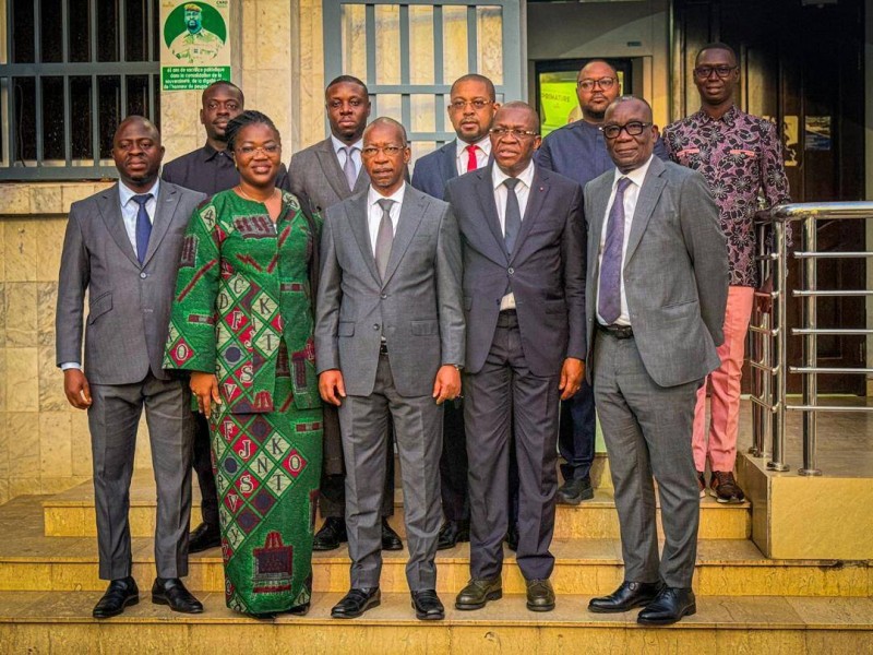 La délégation ivoirienne reçu à la Primature était conduite par l'ambassadeur Issifou  Coulibaly (au centre) entouré du président du Gibtp, Lamine Koné, et de Kandé Maniamba, Dg de l’Agct du ministère guinéen du Plan, de la Coopération internationale et du Développement. (Ph: Dr)