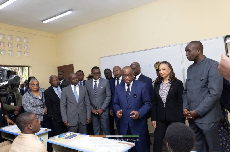 La délégation du ministre N'Guessan Koffi a visité plusieurs salles de composition. (PHOTO : DR)