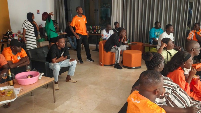Plusieurs agents de la fonction publique et des téléspectateurs ont été admis dans la loge Vip avec le directeur régional des Sports (Ph: Dr)