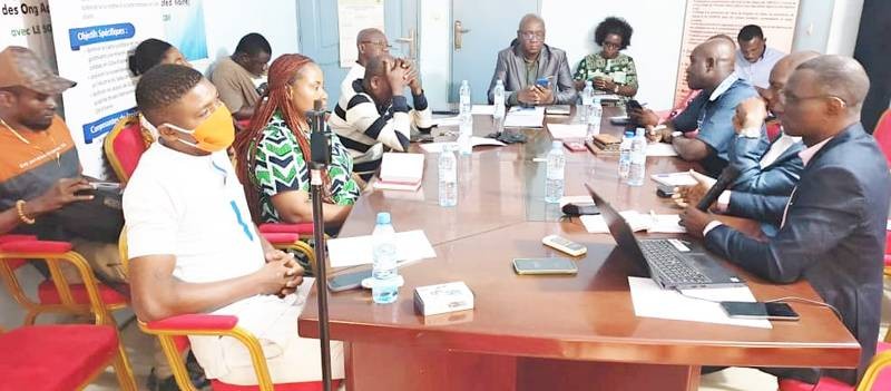 Lacina Tall (au fond) dirigeant une réunion avec les membres de son Ong, Clucod. (Ph: Dr)